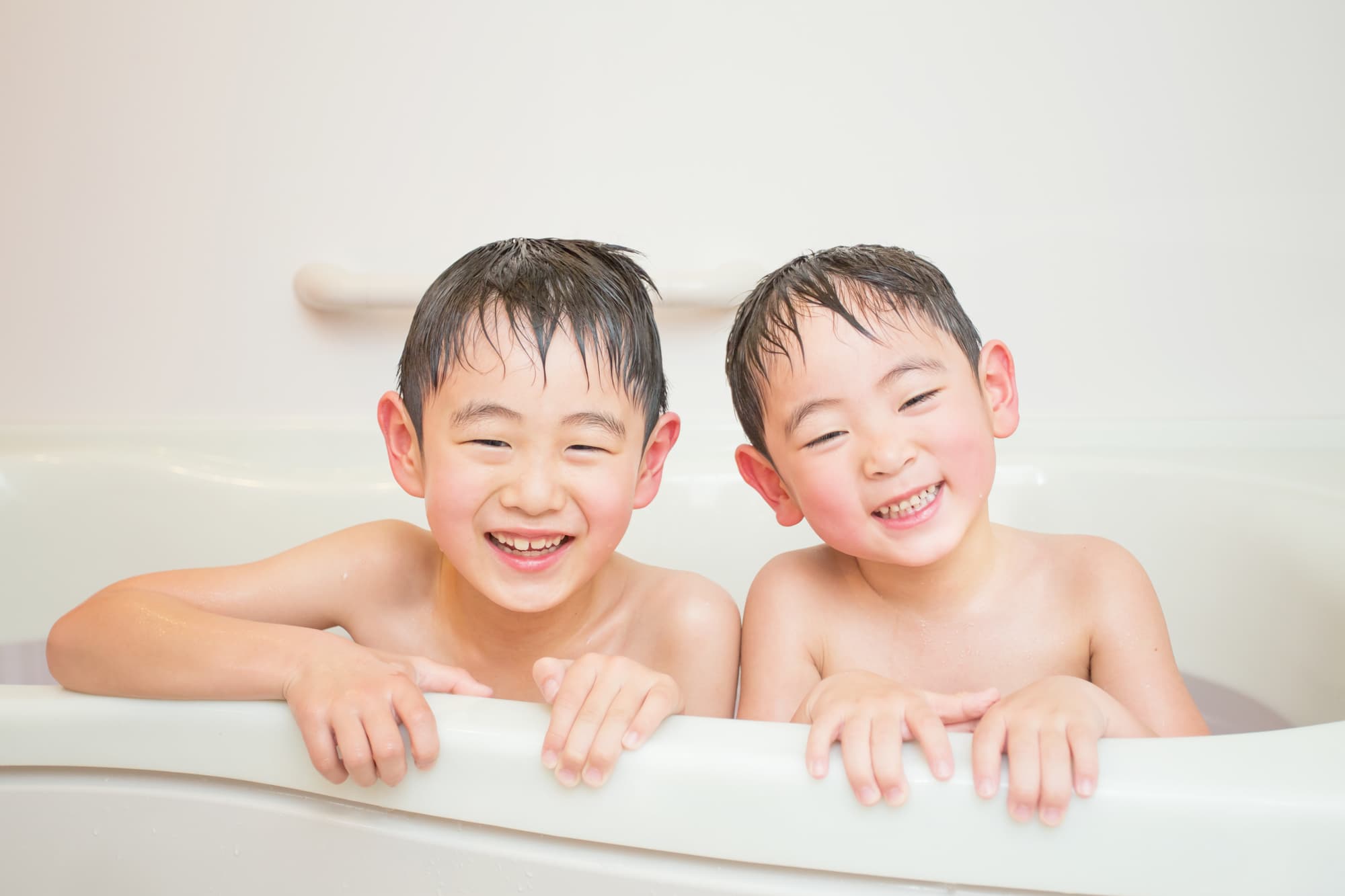湯船に浸かっている子供達